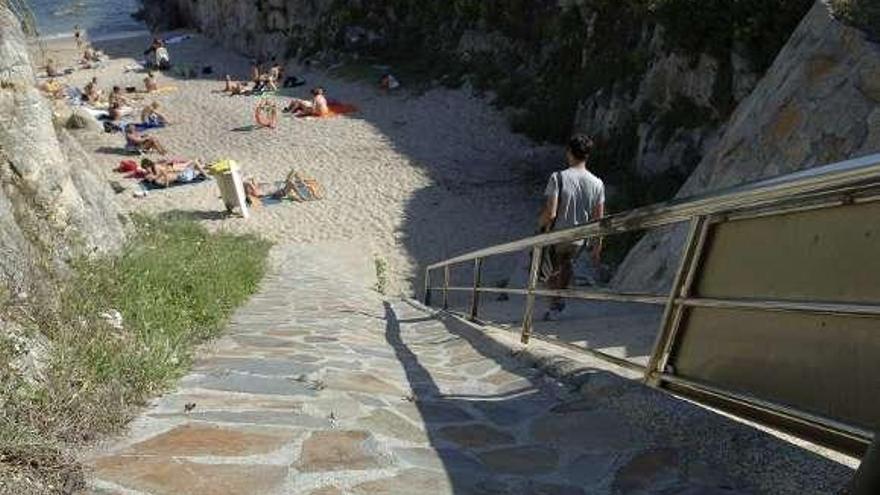 Se rompe la cadera al caer en una zona de rocas de la playa de los Moros, en Adormideras