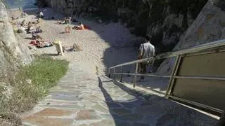 Se rompe la cadera al caer en una zona de rocas de la playa de los Moros, en Adormideras