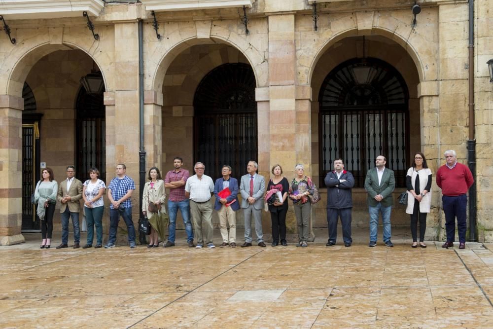 Minuto de silencio en el Ayuntamiento de Oviedo por las víctimas de la violencia machista