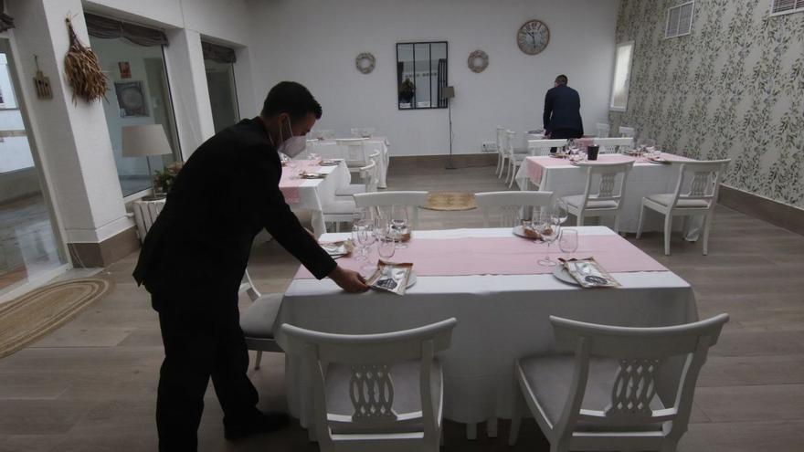 Foto de archivo de preparativos de un salón para un evento durante la pandemia.