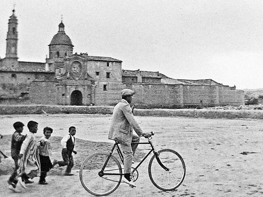 El libro contiene tres capítulos dedicados a distintas zonas y barrios de la ciudad, en plena expansión urbanística.