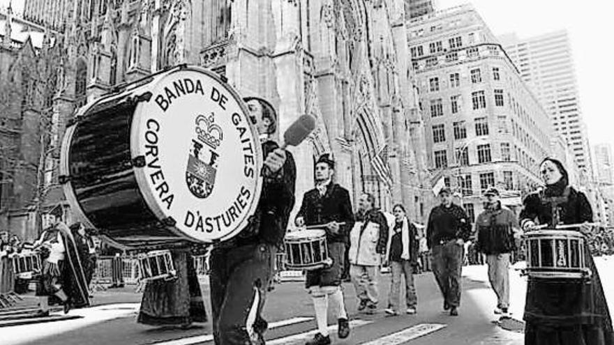 Miembros de la banda de gaitas de Corvera durante un desfile por la Gran Manzana.