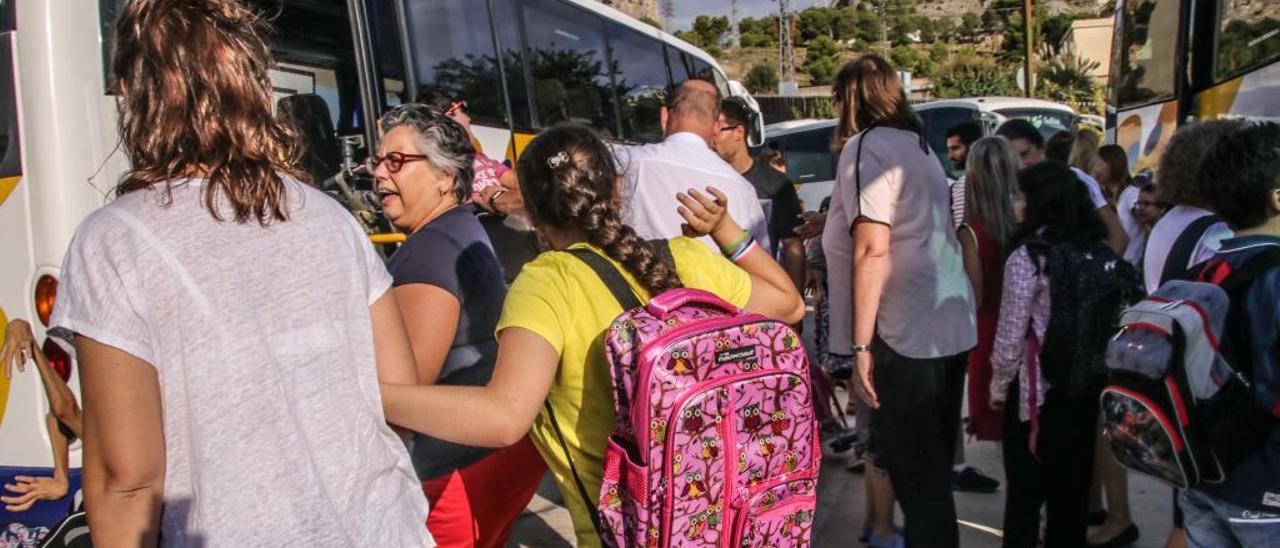 Transporte en un colegio de Educación Especial el primer día de este curso.