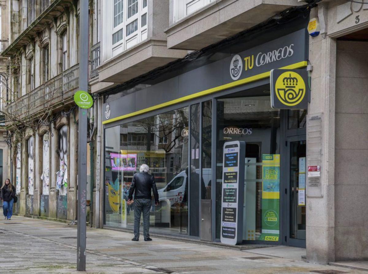 Oficina de Correos de Vilagarcía, ayer. | IÑAKI ABELLA