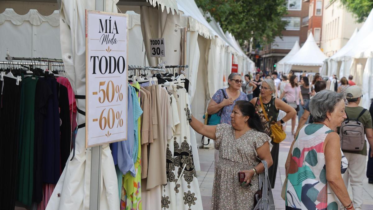 La Fira Outlet de Adexa en la Albereda Jaume I de Xàtiva, esta mañana.