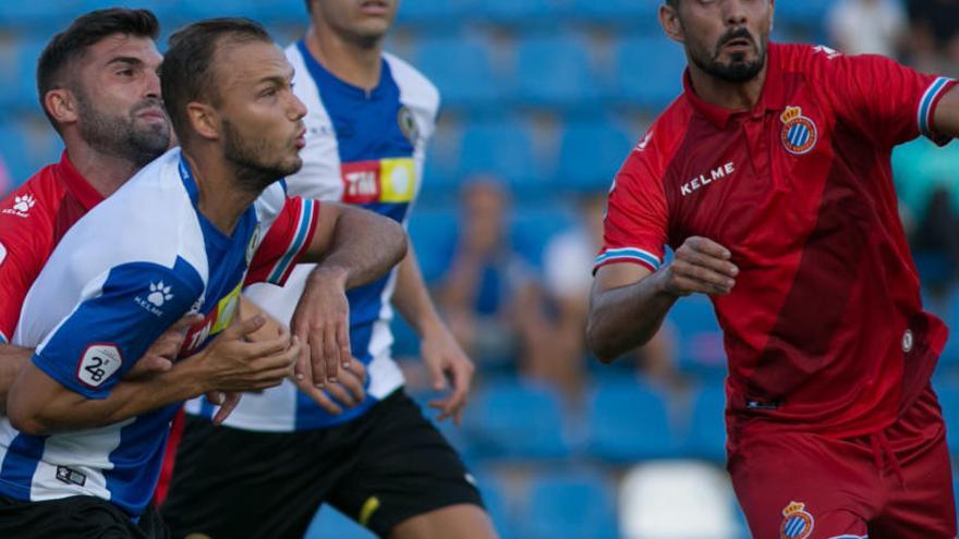 Pablo Íñiguez, sujetado por un jugador del Espanyol B en el Rico Pérez