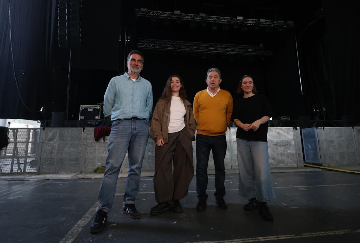 Las artistas con el alcalde y el concejal de Cultura, que las acompañaron en la presentación del concierto.