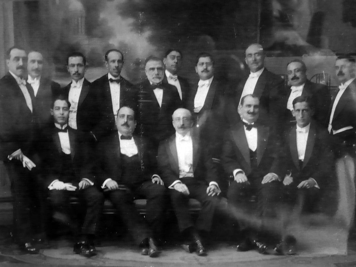 Federico Alva Varela, de pie, primero por la izquierda, Miembros del Consejo de administración del periódico republicano El Popular.