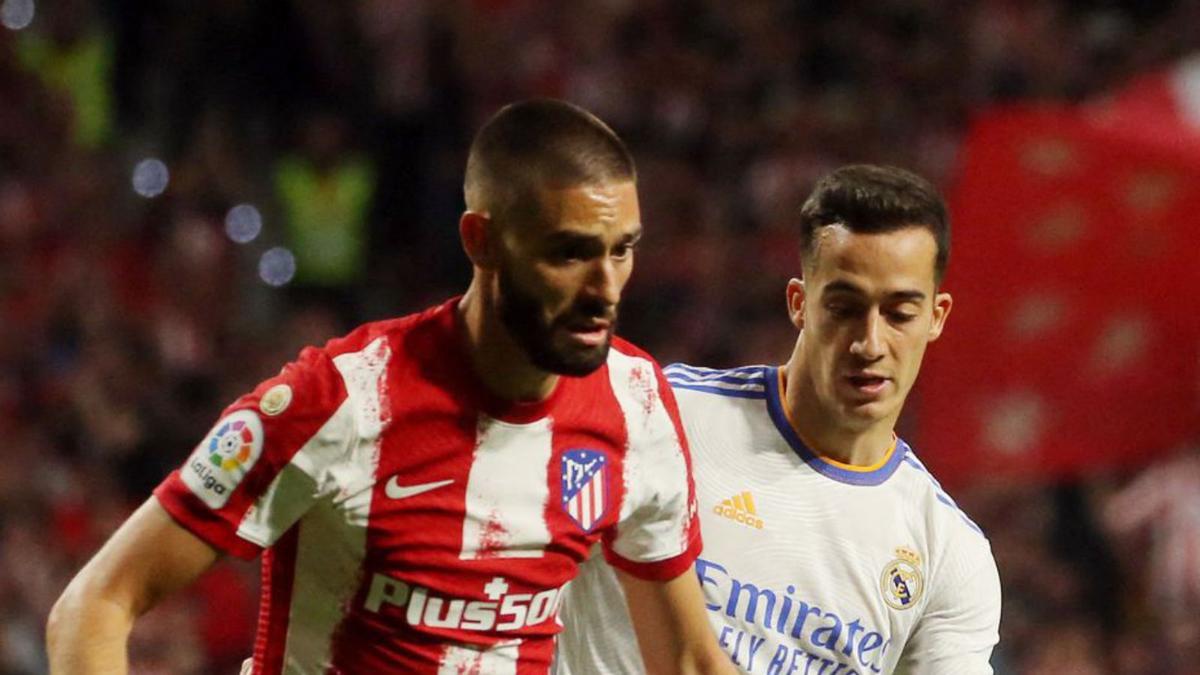 Carrasco, autor del gol del triunfo, ante Lucas Vázquez. |  // REUTERS