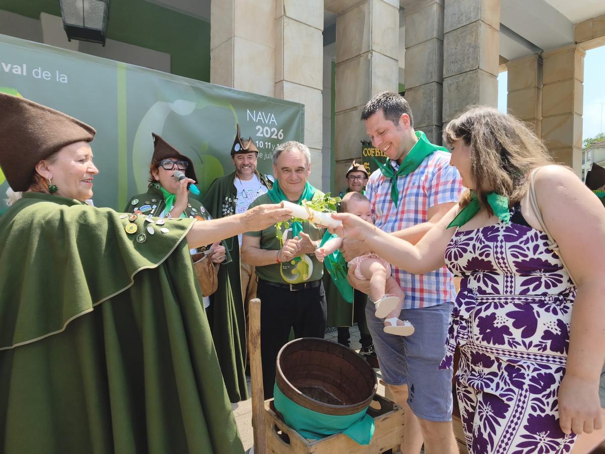 El bautismo sidrero de una veintena de bebés en el Festival de la Sidra de Nava, en imágenes