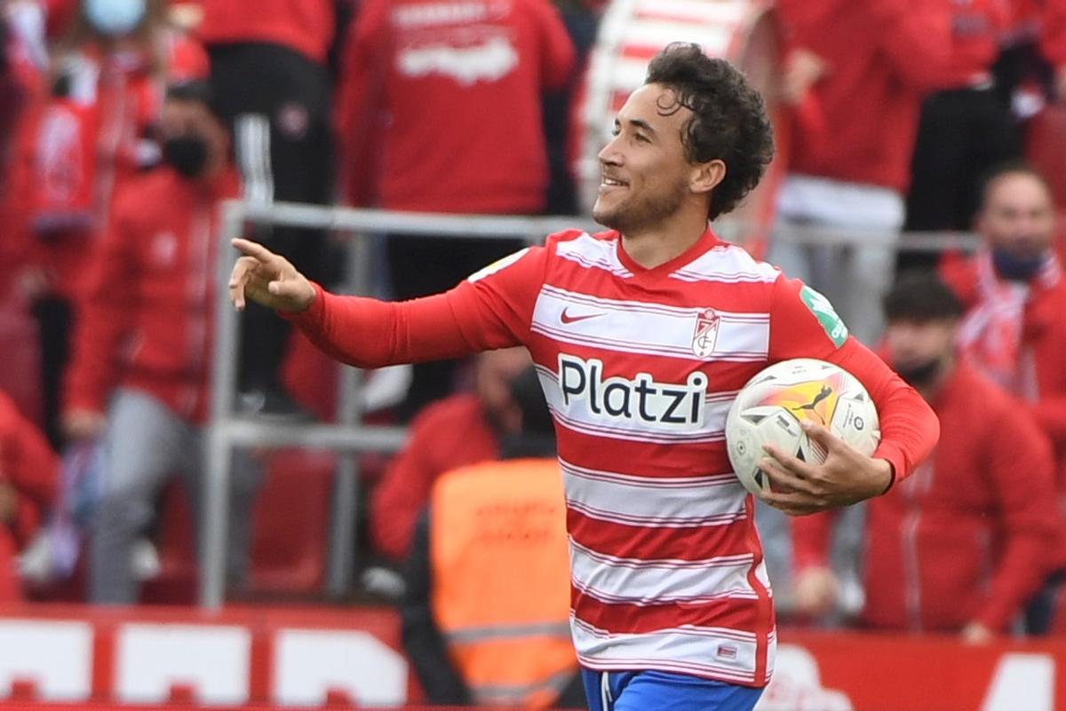 Luís Milla celebrando el 1 a 2 frente al Villarreal.