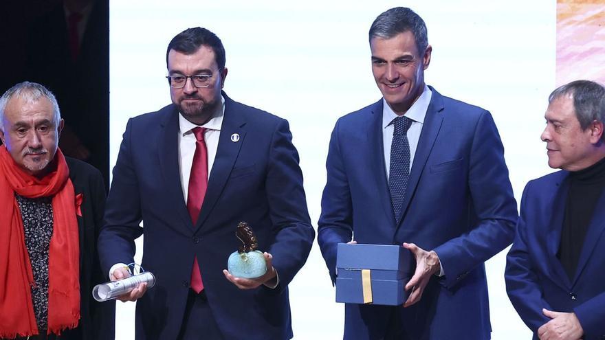 VÍDEO: Así fue el encuentro entre Pedro Sánchez y Adrián Barbón en los premios de la Fundación Manuel Fernández Lito en Madrid