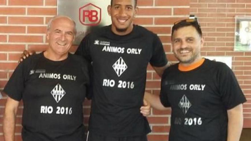 Arriba, Ortega en una prueba. A la derecha, el atleta junto a su padre y Óscar Borrell, regidor de Ontinyent.