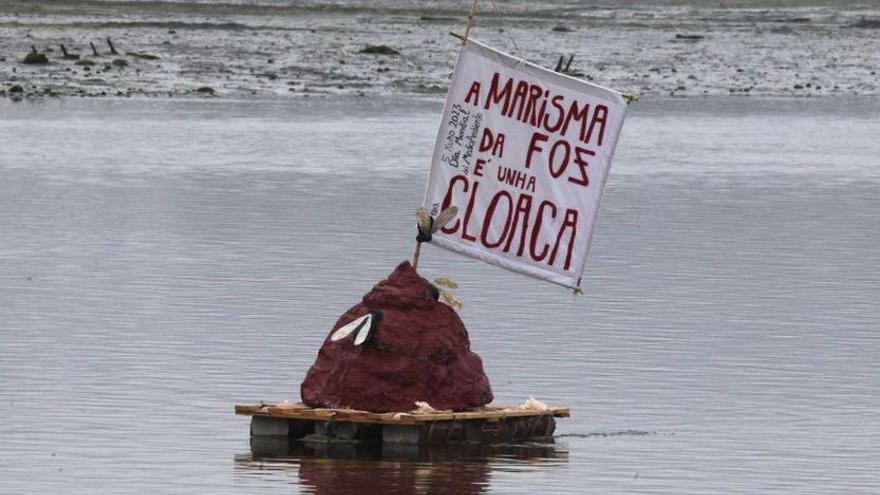 Caca flotante instalada por el colectivo RAKA en el estuario del río Miñor para denunciar la contaminación en la marisma.