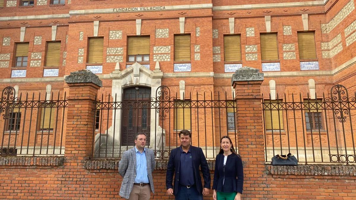 Los concejales del grupo popular posan ante la fachada del Seminario de Toro