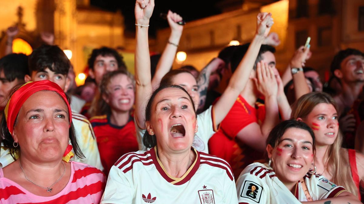 Oviedo hace retumbar a la Catedral tras el triunfo de España