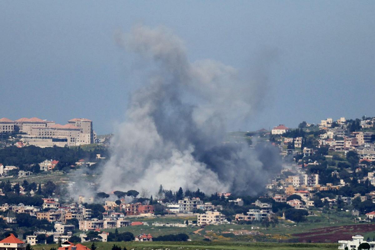 Una columna de fum s’eleva des del lloc d’un atac aeri israelià contra el llogarret de Maifadoun, al districte de Nabatieh, al sud del Líban, el 2 de maig del 2026.