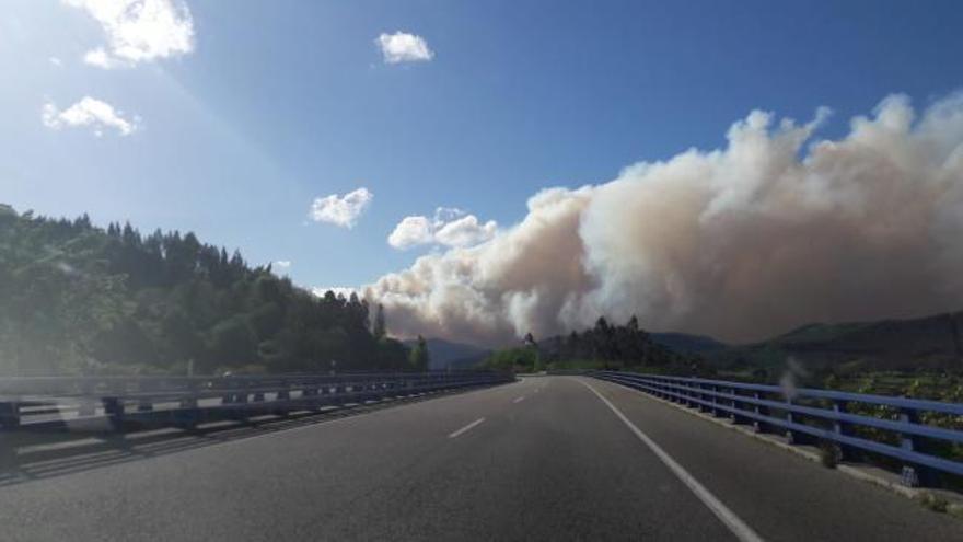 Así es el espectacular incendio en el centro de Asturias que afecta a varios concejos