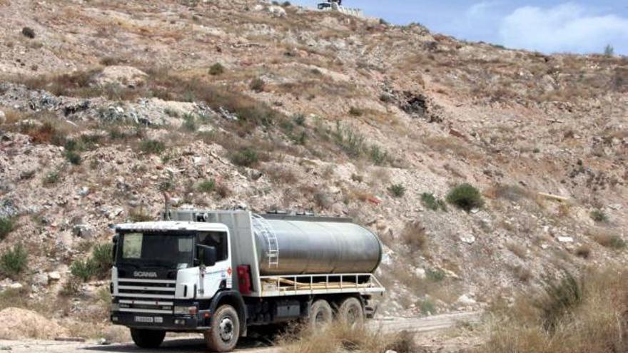 Algunos de los camiones que han comenzado a trabajar en el vertedero del Puntal del Búho.