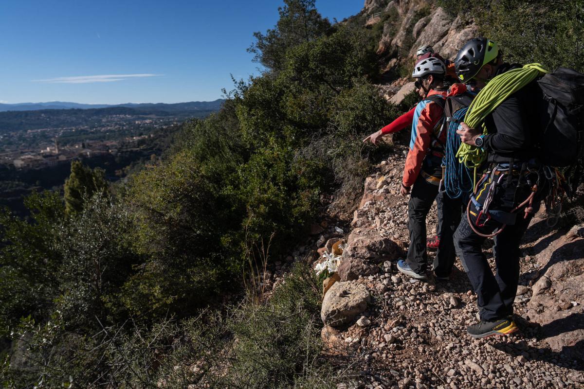 Cinta colocada por la policía municipal en un tramo del sendero de Collbató en la zona donde sufrió el accidente Isak Andic. Imagen tomada el 21 de diciembre de 2024.
