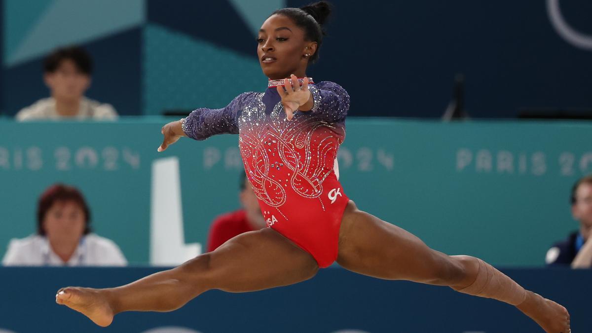 Biles, durante su ejercicio de suelo