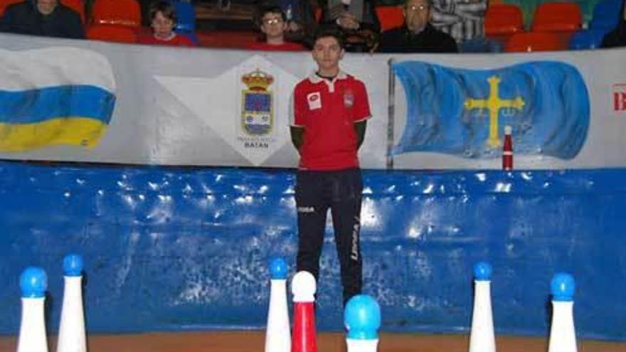 Pablo Fernández, en la bolera Caudal de Mieres, antes de una partida.