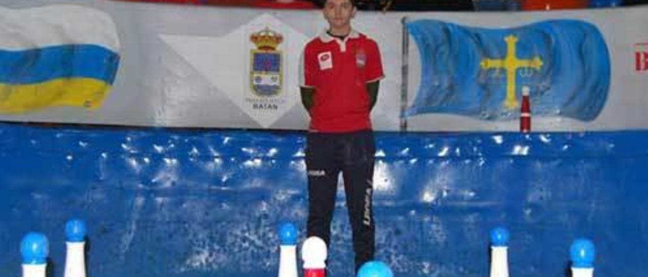 Pablo Fernández, en la bolera Caudal de Mieres, antes de una partida.