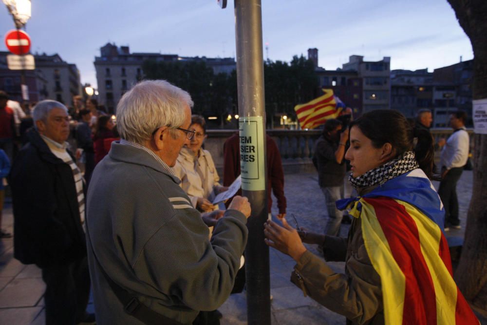 Enganxada de cartells a Girona a favor del referèndum