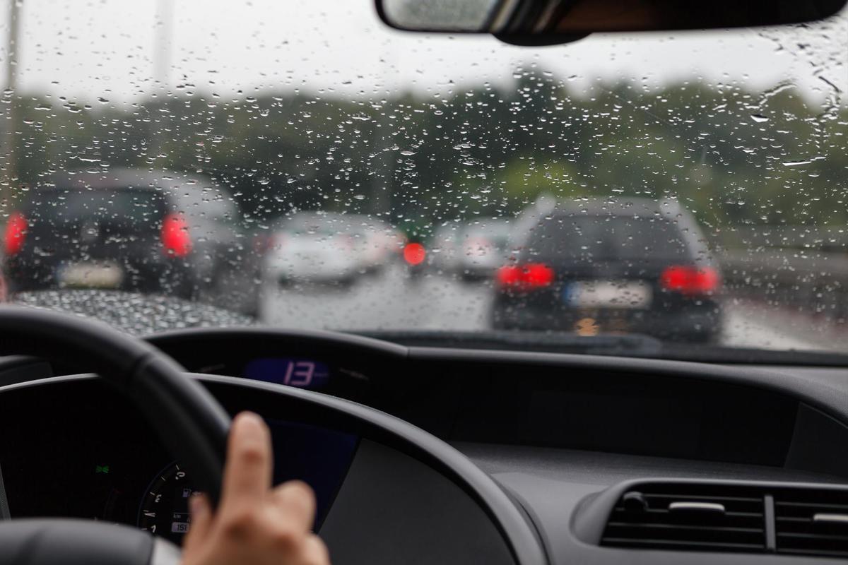 Sigue estos consejos para conducir de forma segura en condiciones de lluvia