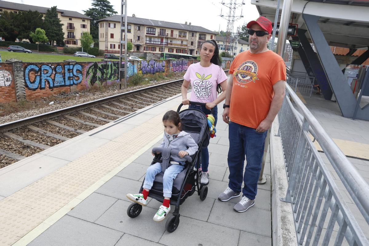 Avilés. zona estación la Rocica quedar con Marta para reportaje sobre peligrosidad de quienes cruzan las vías en esa zona
