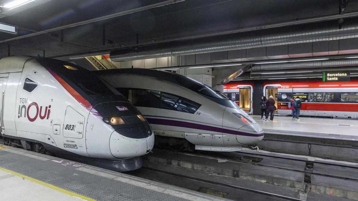 La estación de Sants de Barcelona con tres trenes de distintas empresas, una variedad que bajó el precio de los billetes un 25%.