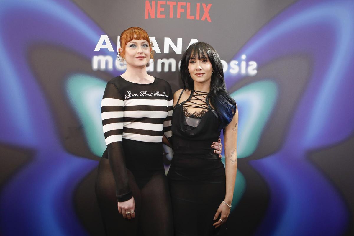 Aitana y Chloé Wallace en la premiere de 'Metamorfosis'