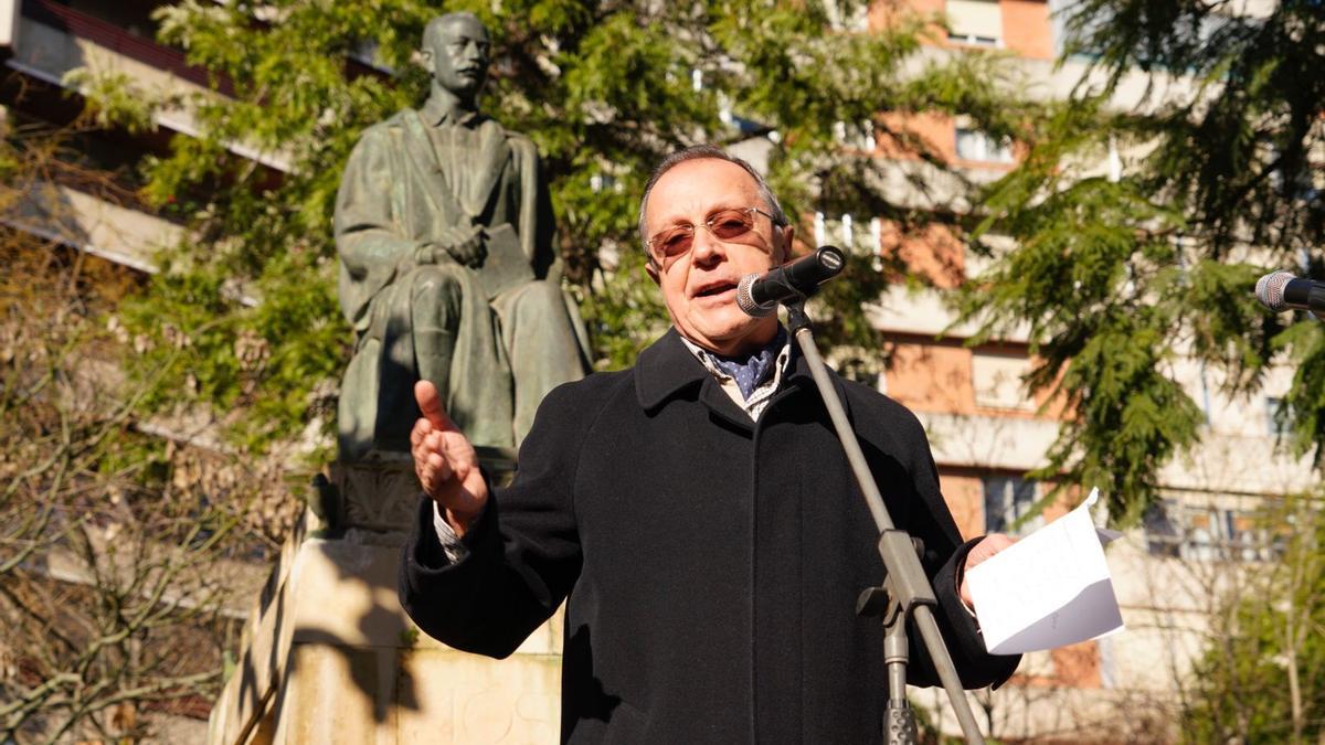 El humorista cacereño José Luis Franco ‘Franquete’ recitando un poema.