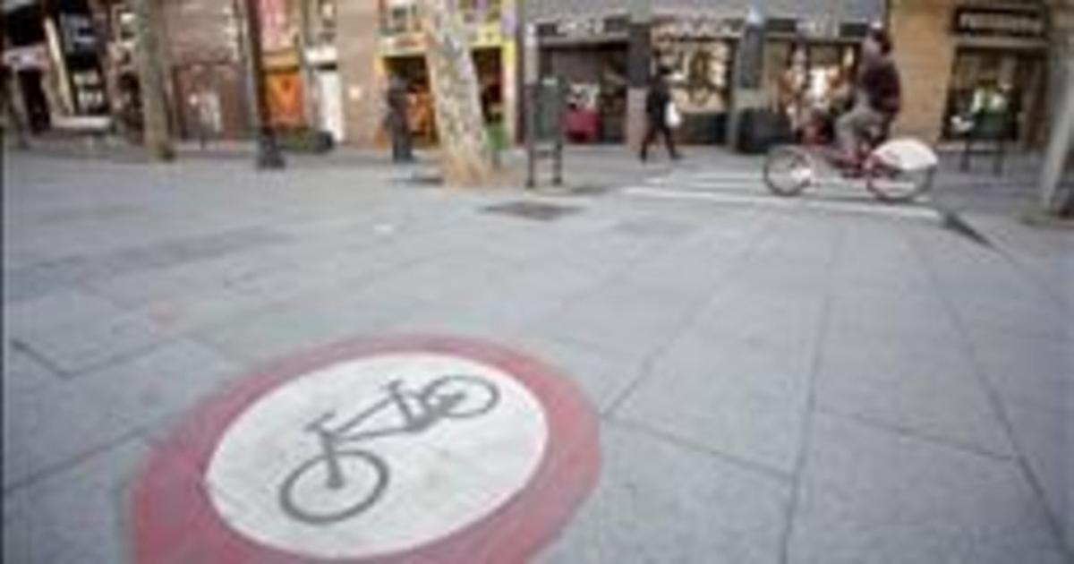 Una señal prohíbe la circulación de bicicletas por la rambla del Poblenou. MIQUEL MONFORT