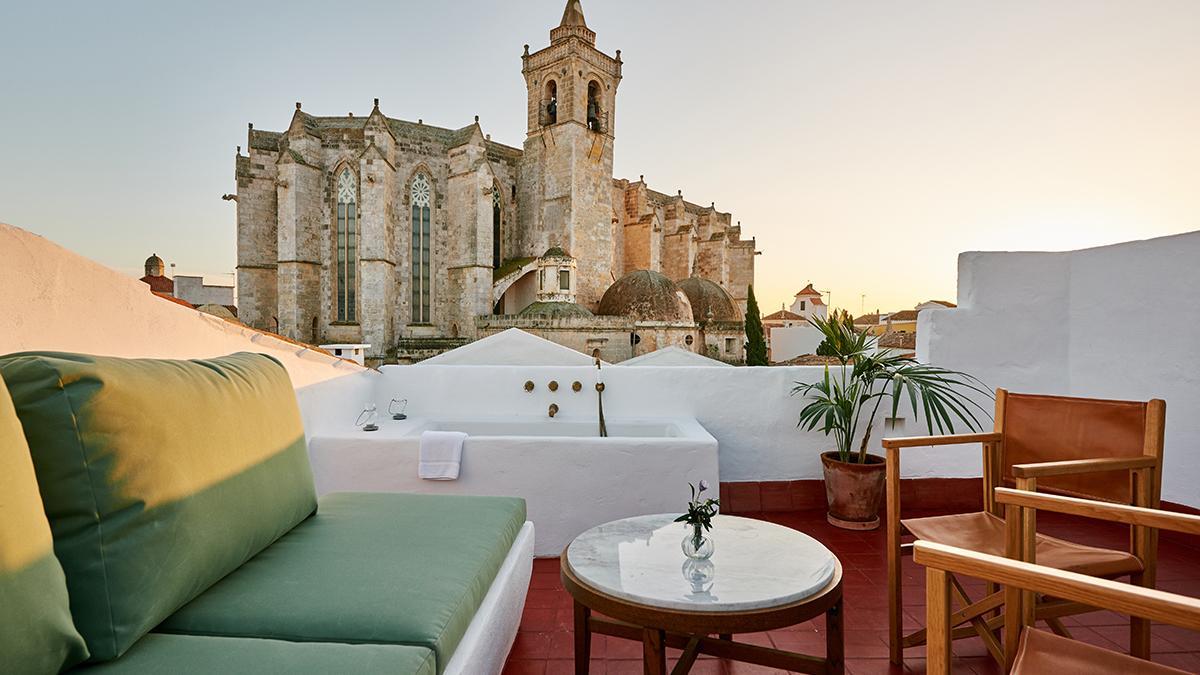 Una de las terrazas privadas de Faustino Gran, con vistas privilegiadas a la catedral de Santa María de Ciudadela.