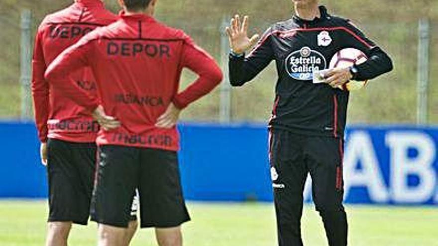 José Luis Martí da instrucciones a los jugadores durante el entrenamiento de ayer en Abegondo.