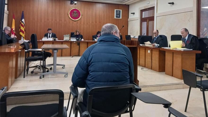 El exjefe de la Policía Local de Capdepera, acusado de coacciones, ayer en el juicio, que acabó suspendido en la Audiencia de Palma.