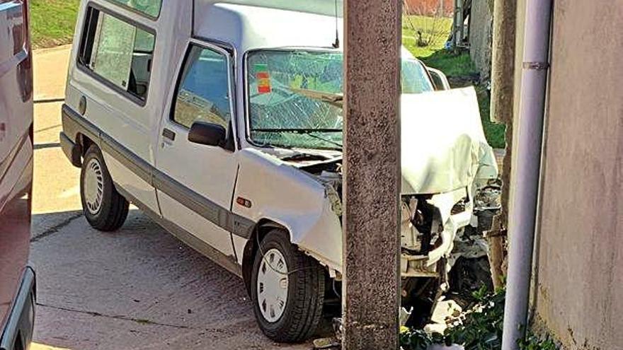 Estado en el que quedó la furgoneta tras la colisión en la travesía de Figueruela.