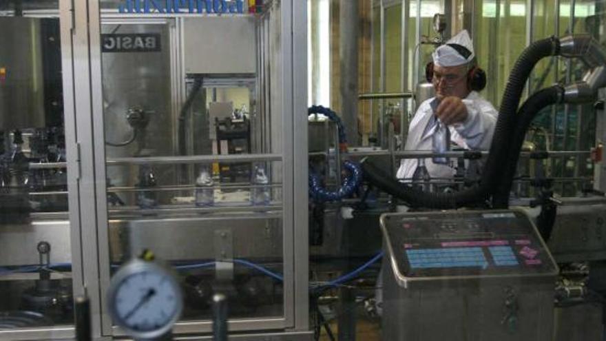 Un operario, revisando las botellas de la planta de Borines.