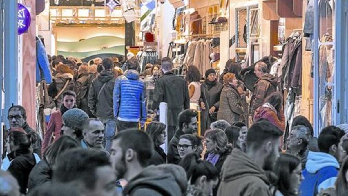 Clientes en una tienda del centro de Barcelona, el pasado 8 de diciembre.