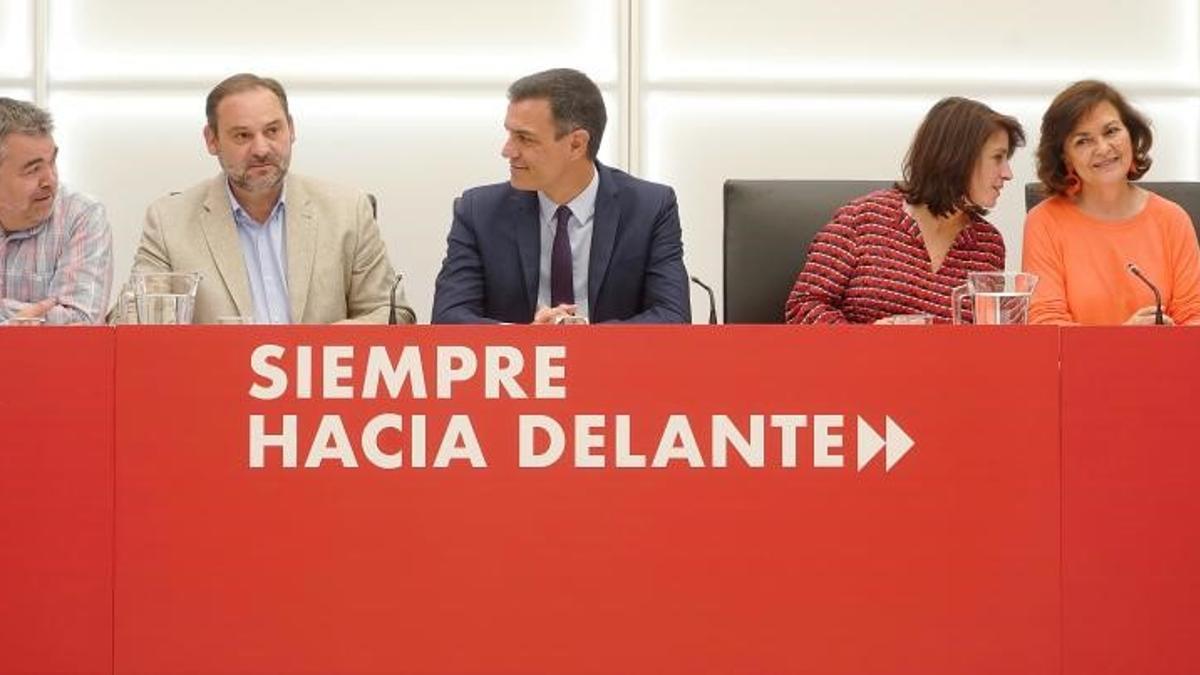 El secretario general del PSOE y presidente del Gobierno, Pedro Sánchez, encabeza la reunión de la ejecutiva federal del 17 de mayo de 2019, con Santos Cerdán, José Luis Ábalos, Adriana Lastra y Carmen Calvo, en Ferraz. Hoy ya solo resiste Cerdán.