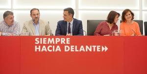 El secretario general del PSOE y presidente del Gobierno, Pedro Sánchez (c), encabeza la reunión de la ejecutiva federal del 17 de mayo de 2019, con Santos Cerdán (i), José Luis Ábalos (2i), Adriana Lastra (2d) y Carmen Calvo (d), en Ferraz. Hoy ya solo resiste Cerdán.