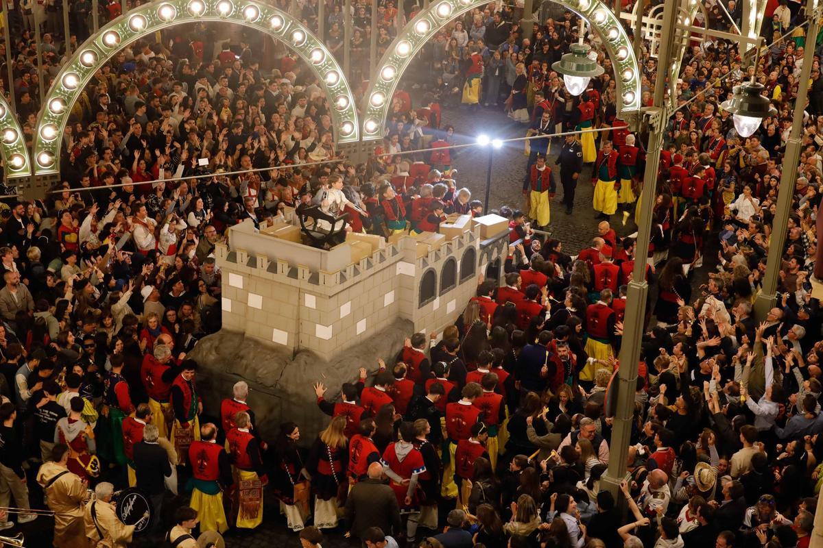 La carroza del Sant Jordiet da la vuerlta a la plaza tirando flechas
