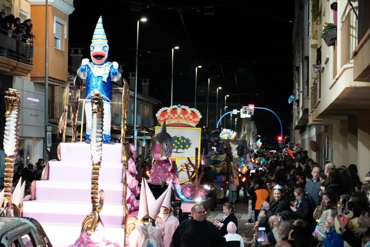 Un momento del desfile de la Llegada de la Sardina en Santomera este 2024.