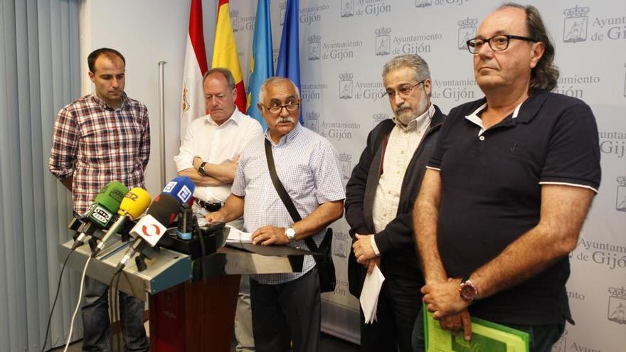 Aurelio Martín, César González y Mario Suárez junto a representantes de Asturias Laica.