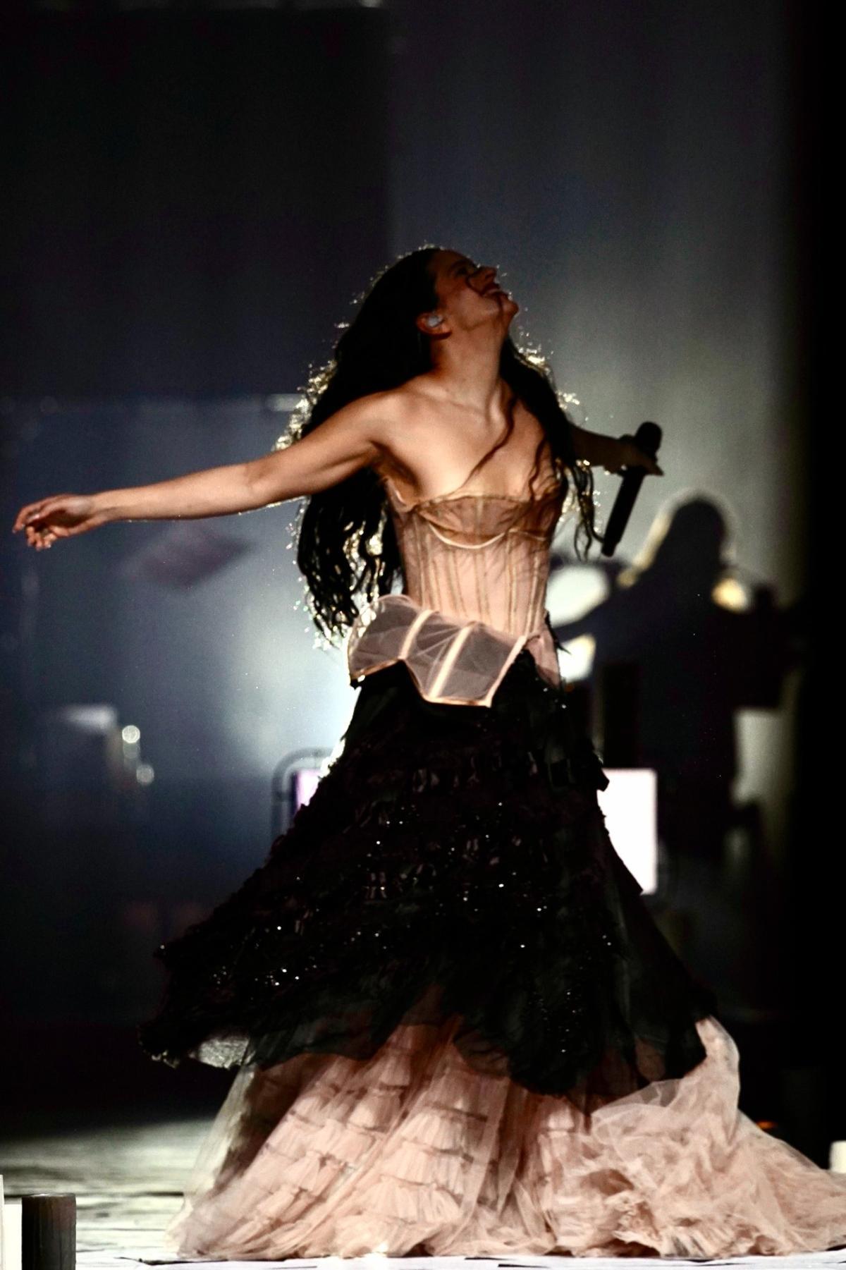 Rosalía durante su actuación en los 40 Music Awards en el Roig Arena