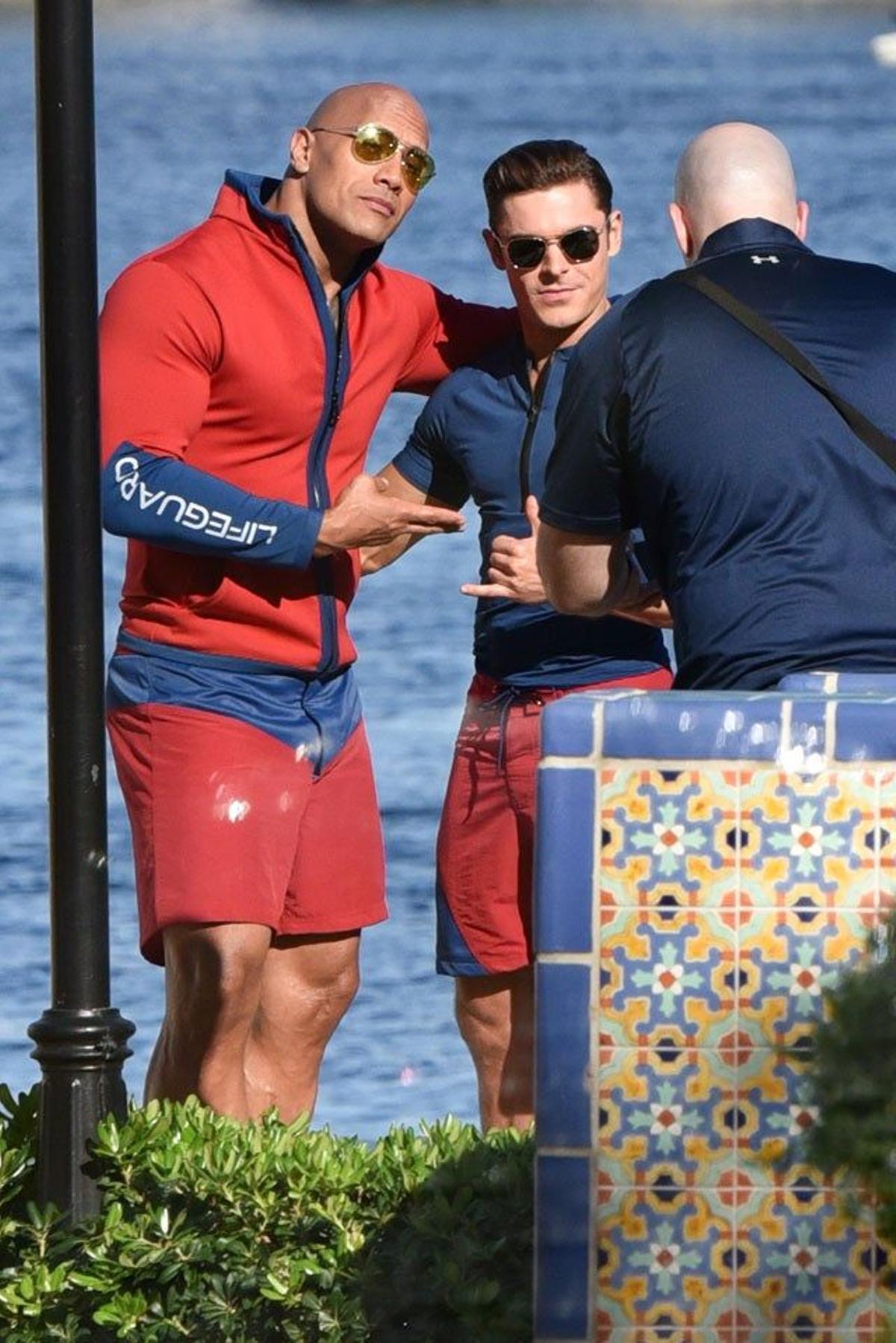 Zac Efron y Dwayne 'The Rock' Johnson posan juntos en el rodaje de 'Los vigilantes de la playa'