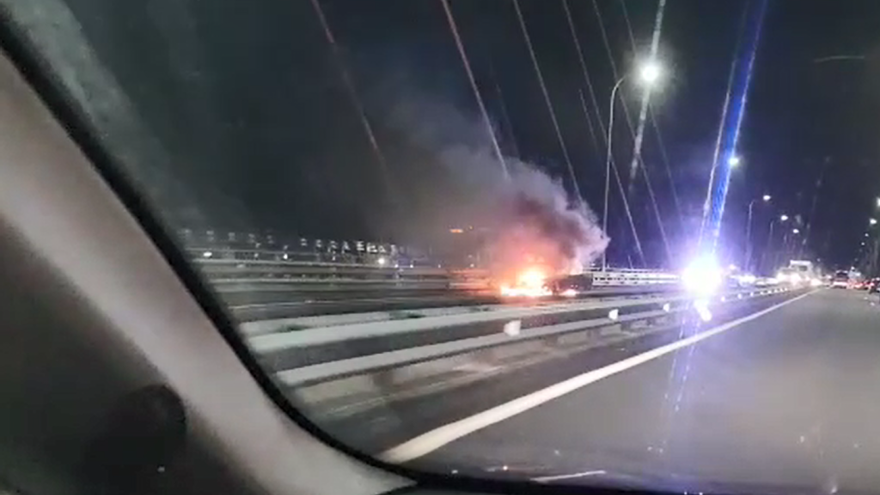 El coche en llamas, en mitad del puente de Rande. // FdV