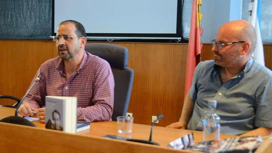 (Izd.) El profesor de Filoloxía galega en la Universidad de Santiago, Henrique Monteagudo, con el edil de Cultura de Cangas, Héitor Mera, en la conferencia de ayer en el Concello. // G.N.