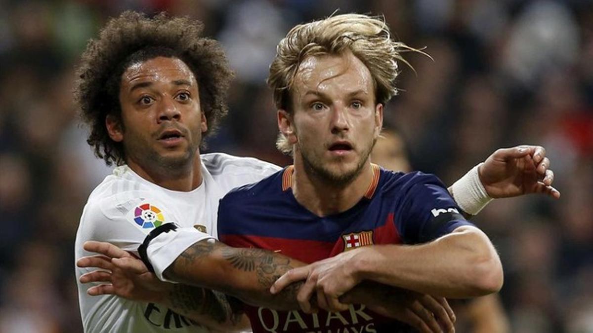 Marcelo trata de frenar a Rakitic.